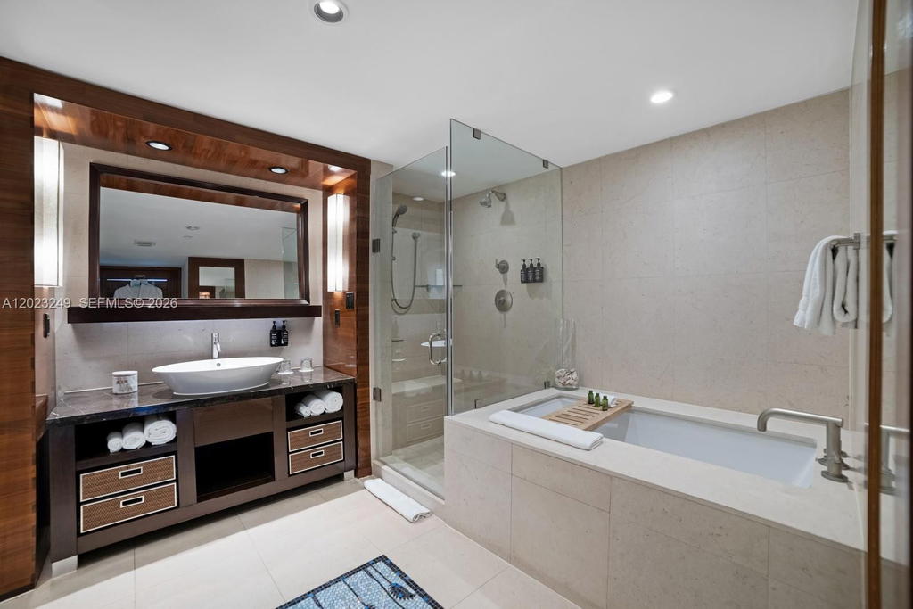 Real estate property located at 6801 Collins Ave #705 (Door 722), Miami-dade, Central Carillon Beach Co, Miami Beach, FL