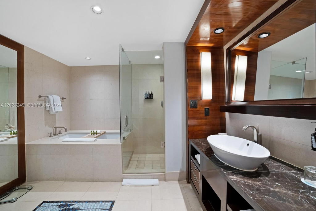 Real estate property located at 6801 Collins Ave #705 (Door 722), Miami-dade, Central Carillon Beach Co, Miami Beach, FL