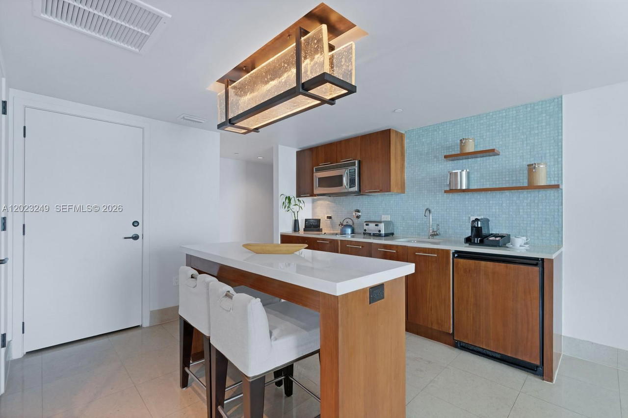 Real estate property located at 6801 Collins Ave #705 (Door 722), Miami-dade, Central Carillon Beach Co, Miami Beach, FL