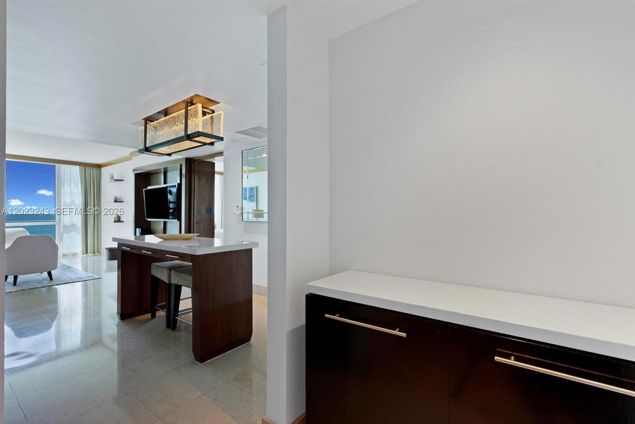 Real estate property located at 6801 Collins Ave #705 (Door 722), Miami-dade, Central Carillon Beach Co, Miami Beach, FL