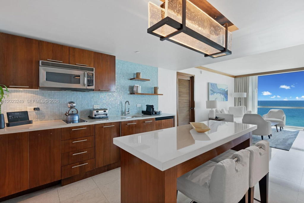 Real estate property located at 6801 Collins Ave #705 (Door 722), Miami-dade, Central Carillon Beach Co, Miami Beach, FL