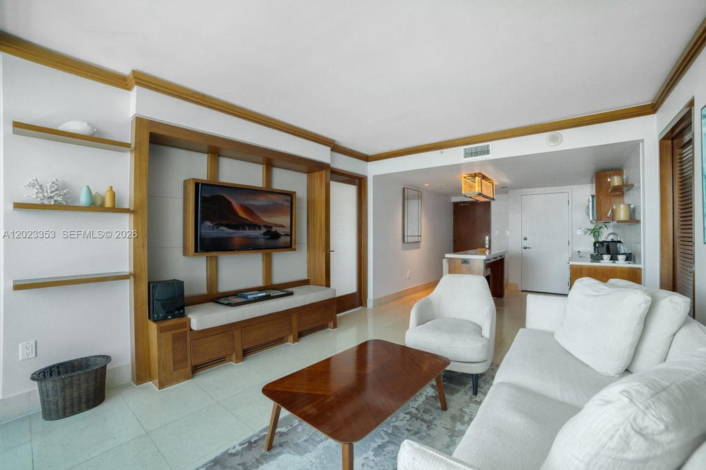 Real estate property located at 6801 Collins Ave #714 (Door 704), Miami-dade, Central Carillon Beach Co, Miami Beach, FL