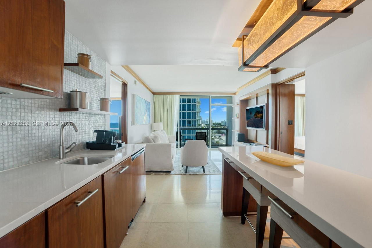 Real estate property located at 6801 Collins Ave #714 (Door 704), Miami-dade, Central Carillon Beach Co, Miami Beach, FL