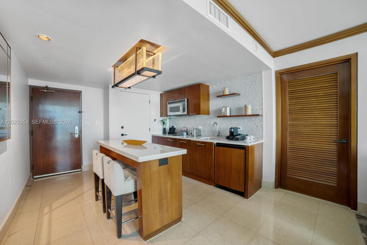 Real estate property located at 6801 Collins Ave #714 (Door 704), Miami-dade, Central Carillon Beach Co, Miami Beach, FL