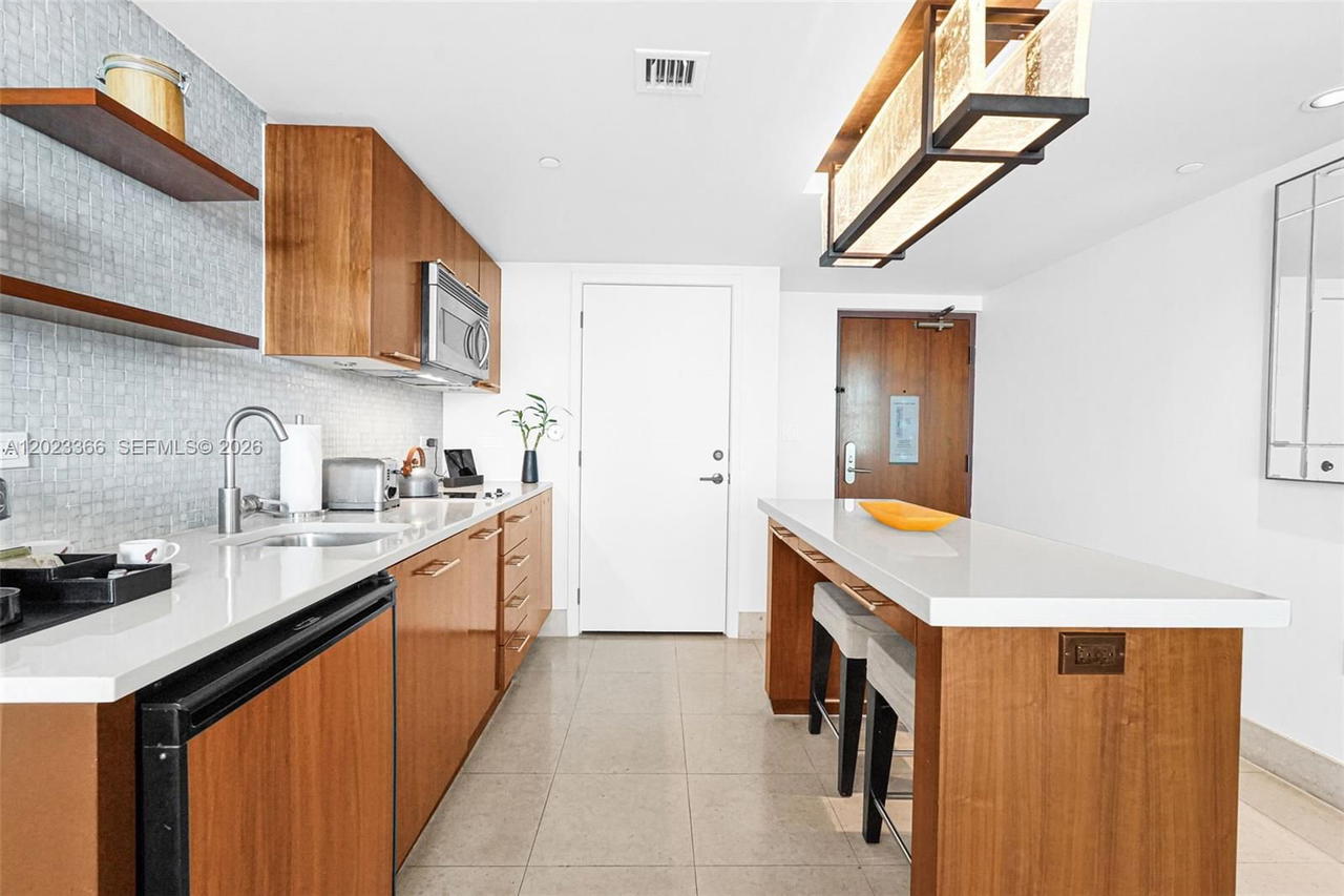 Real estate property located at 6801 Collins Ave #611 (Door 610), Miami-dade, Central Carillon Beach Co, Miami Beach, FL