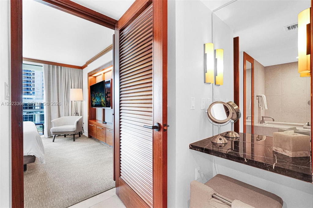 Real estate property located at 6801 Collins Ave #611 (Door 610), Miami-dade, Central Carillon Beach Co, Miami Beach, FL