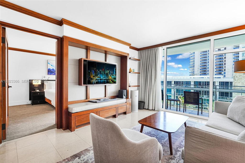 Real estate property located at 6801 Collins Ave #611 (Door 610), Miami-dade, Central Carillon Beach Co, Miami Beach, FL