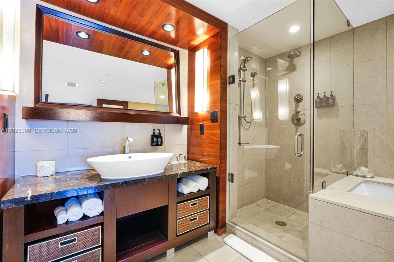 Real estate property located at 6801 Collins Ave #611 (Door 610), Miami-dade, Central Carillon Beach Co, Miami Beach, FL