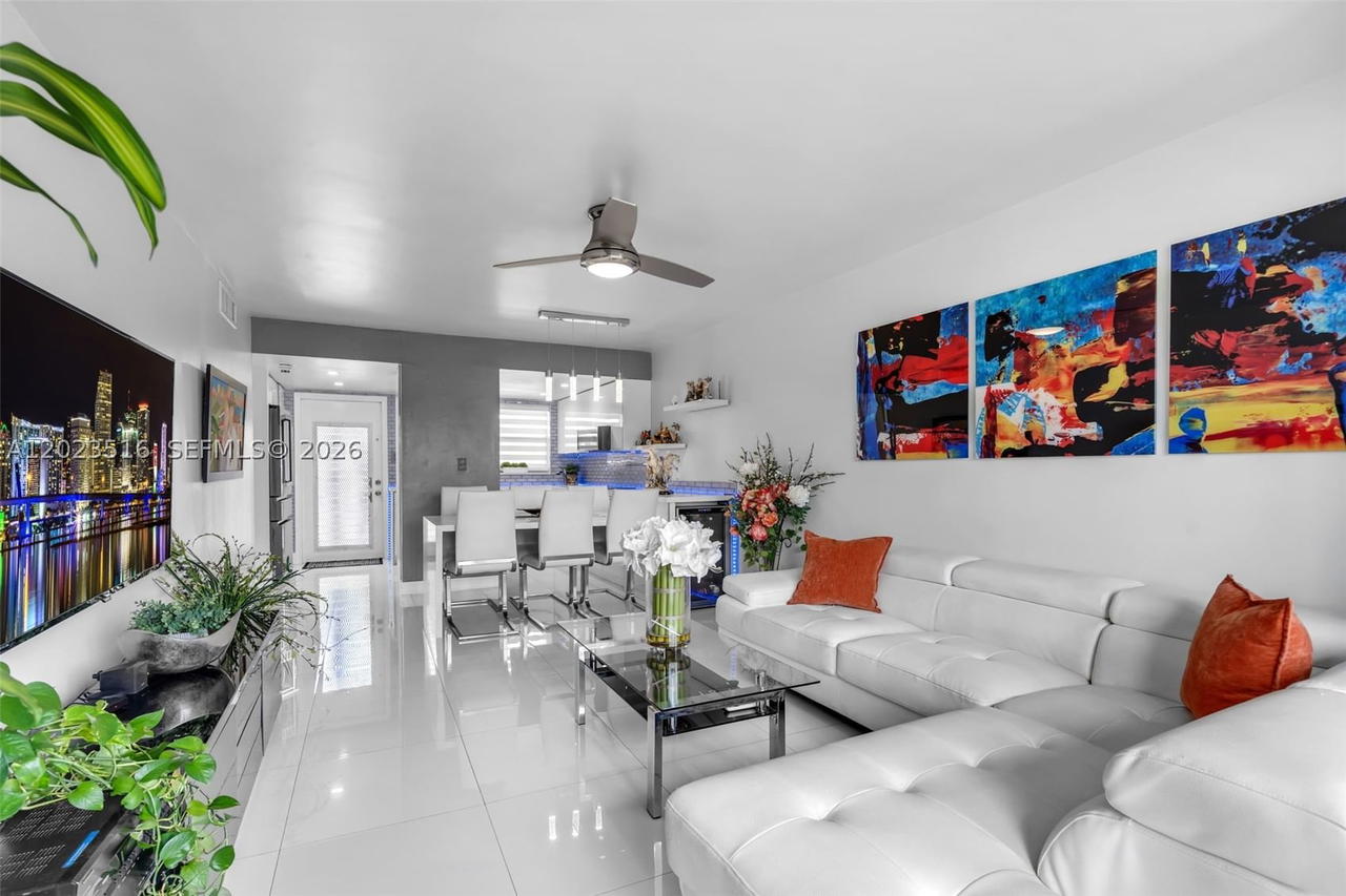 Real estate property located at 8881 Sunrise Lakes Blvd #206, Broward, Sunrise Lakes 75 Condo, Sunrise, FL
