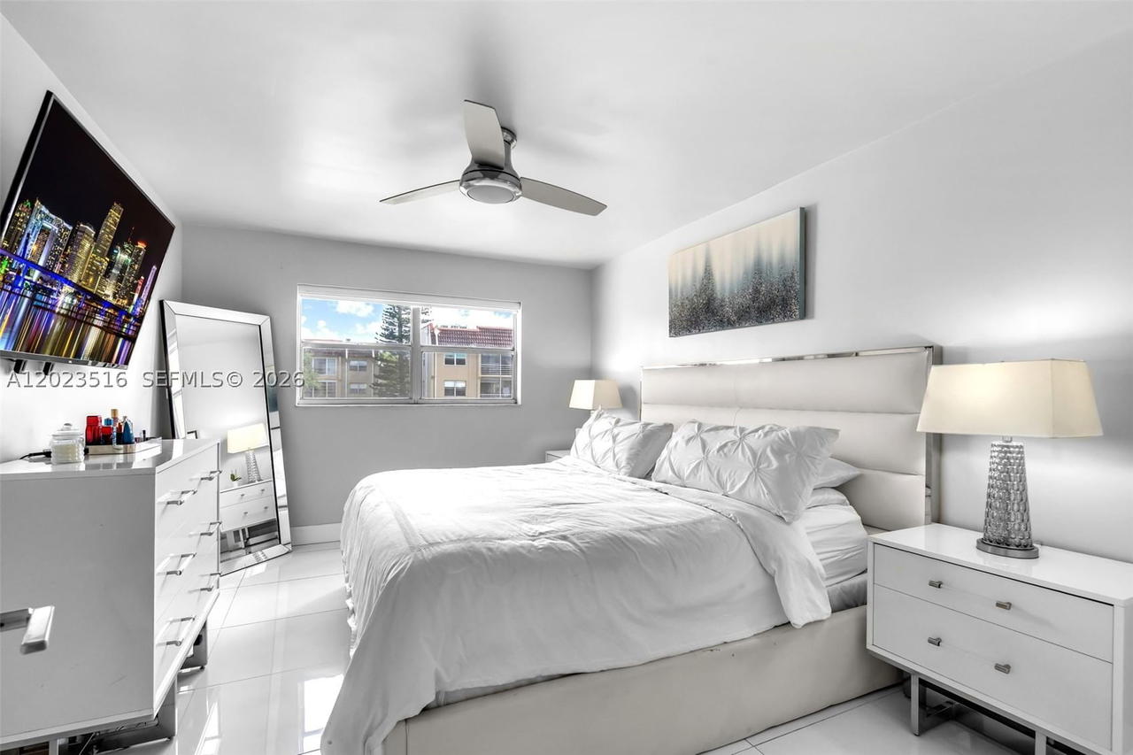Real estate property located at 8881 Sunrise Lakes Blvd #206, Broward, Sunrise Lakes 75 Condo, Sunrise, FL