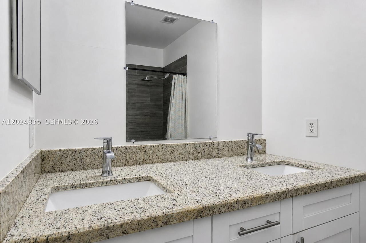 Real estate property located at 8121 108th Pl, Miami-dade, Islands At Doral 1st Addn, Doral, FL