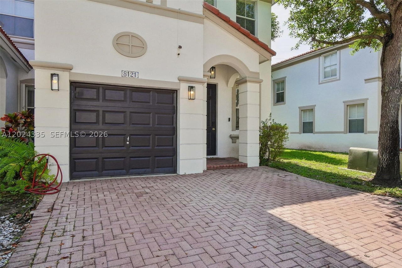Real estate property located at 8121 108th Pl, Miami-dade, Islands At Doral 1st Addn, Doral, FL