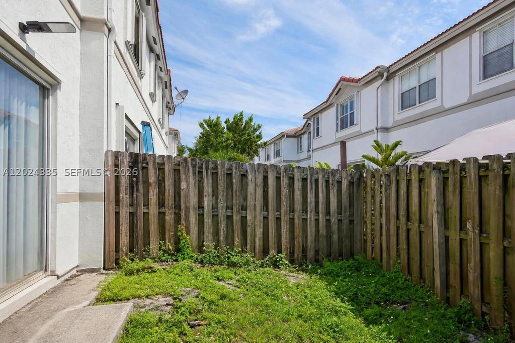 Real estate property located at 8121 108th Pl, Miami-dade, Islands At Doral 1st Addn, Doral, FL