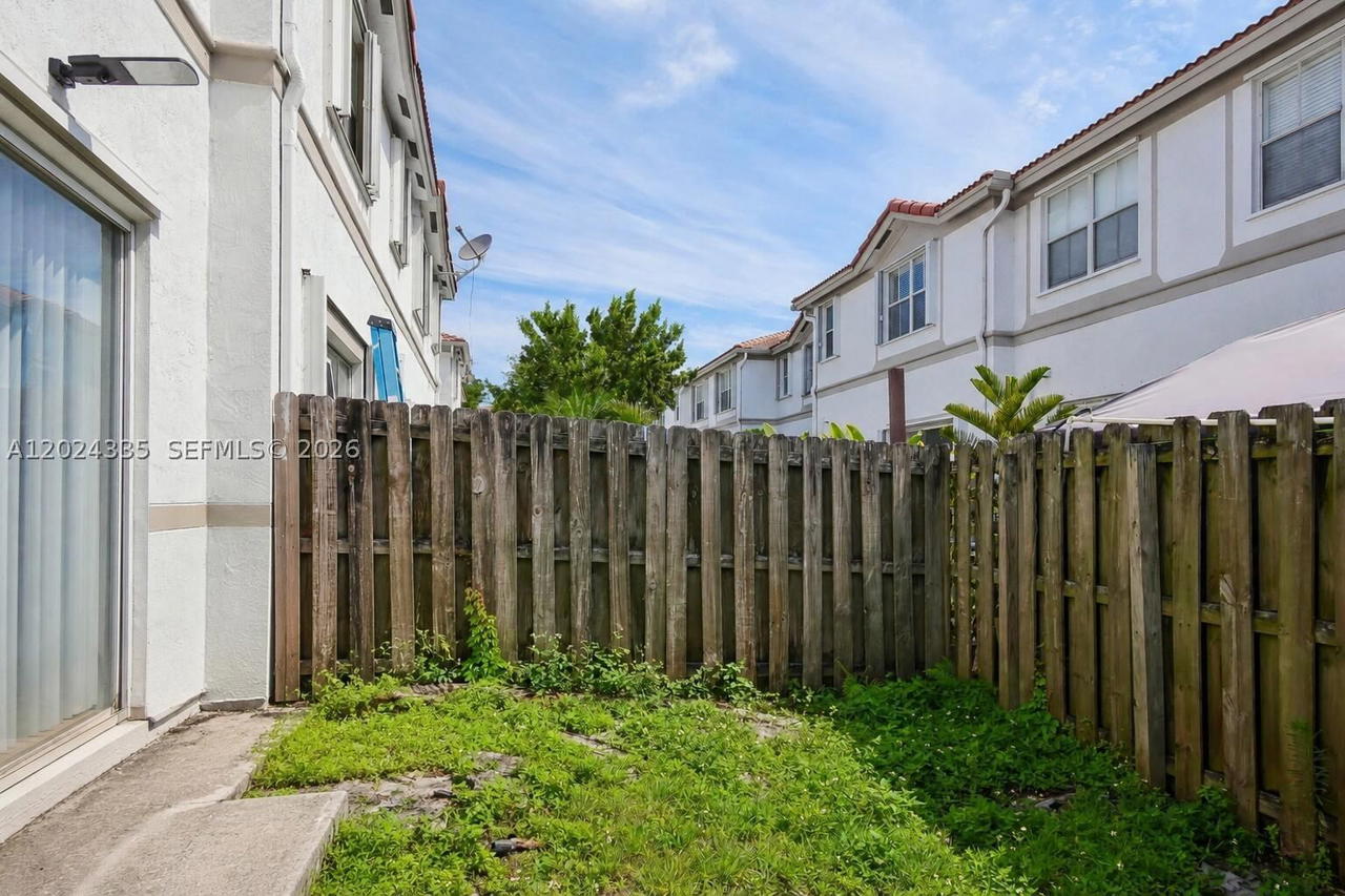 Real estate property located at 8121 108th Pl, Miami-dade, Islands At Doral 1st Addn, Doral, FL