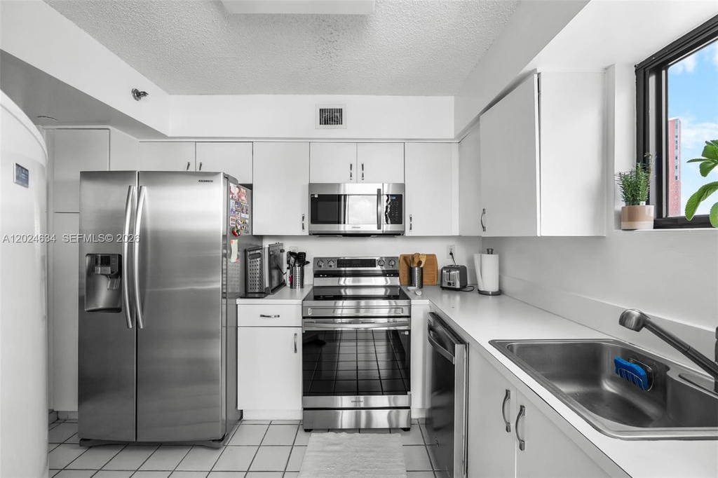 Real estate property located at 3300 192nd St #1601, Miami-dade, Parc Central Aventura Eas, Aventura, FL