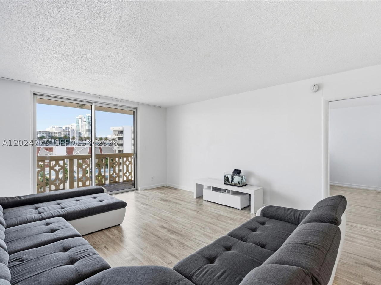 Real estate property located at 1817 Ocean Dr #918, Broward, Imperial Towers Condo, Hallandale Beach, FL