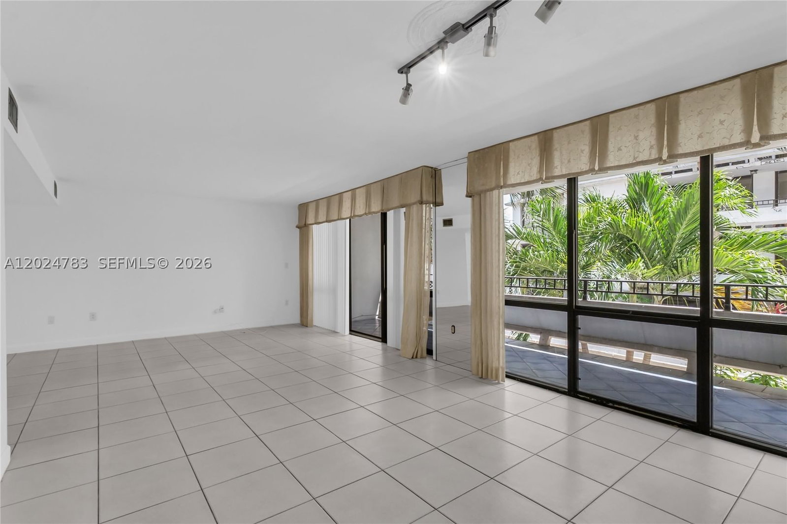 Real estate property located at 13951 Kendale Lakes Cir #208A, Miami-dade, Towers Of Kendale Lakes C, Miami, FL