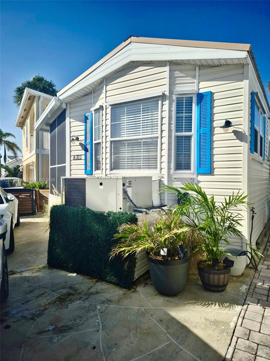 Real estate property located at 10725 Ocean Drive  Unit 311, St Lucie, Holiday Out At St Lucie I, Jensen Beach, FL