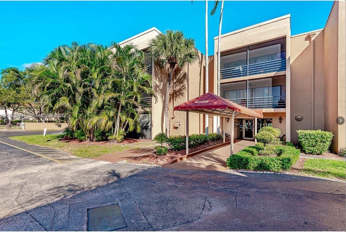 Real estate property located at 4000 Hills Dr #29, Broward, Emerald Hills C C Apts Co, Hollywood, FL