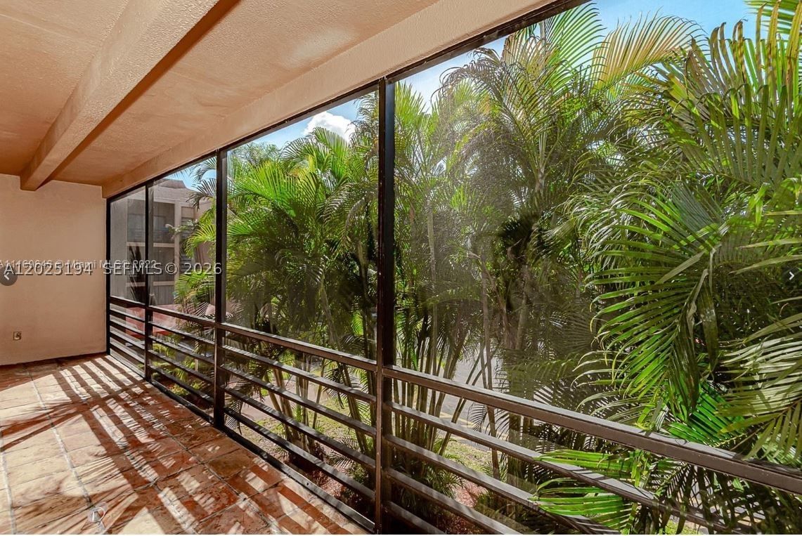 Real estate property located at 4000 Hills Dr #29, Broward, Emerald Hills C C Apts Co, Hollywood, FL
