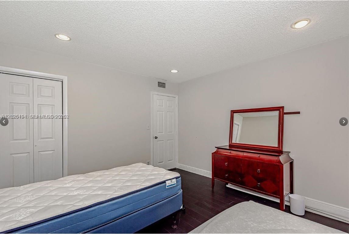 Real estate property located at 4000 Hills Dr #29, Broward, Emerald Hills C C Apts Co, Hollywood, FL