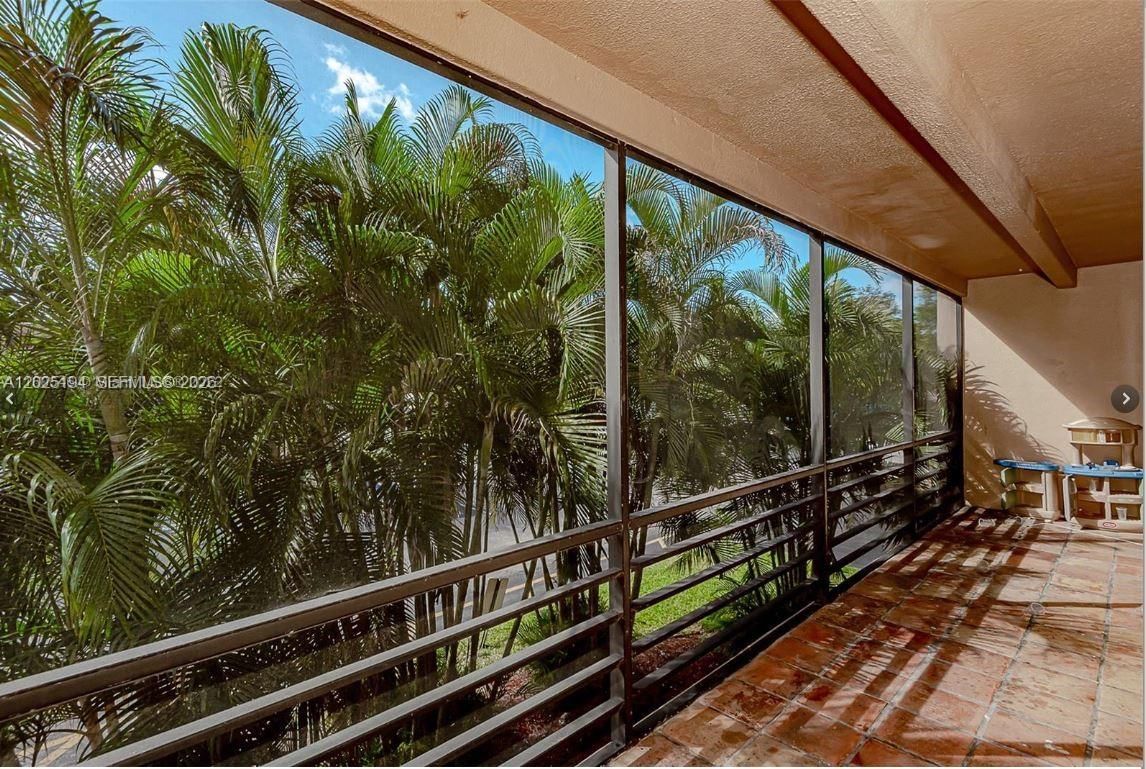 Real estate property located at 4000 Hills Dr #29, Broward, Emerald Hills C C Apts Co, Hollywood, FL