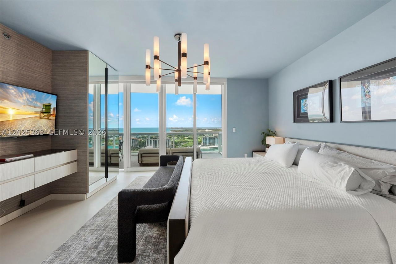 Real estate property located at 1000 Pointe Dr #2803, Miami-dade, Murano At Portofino Condo, Miami Beach, FL