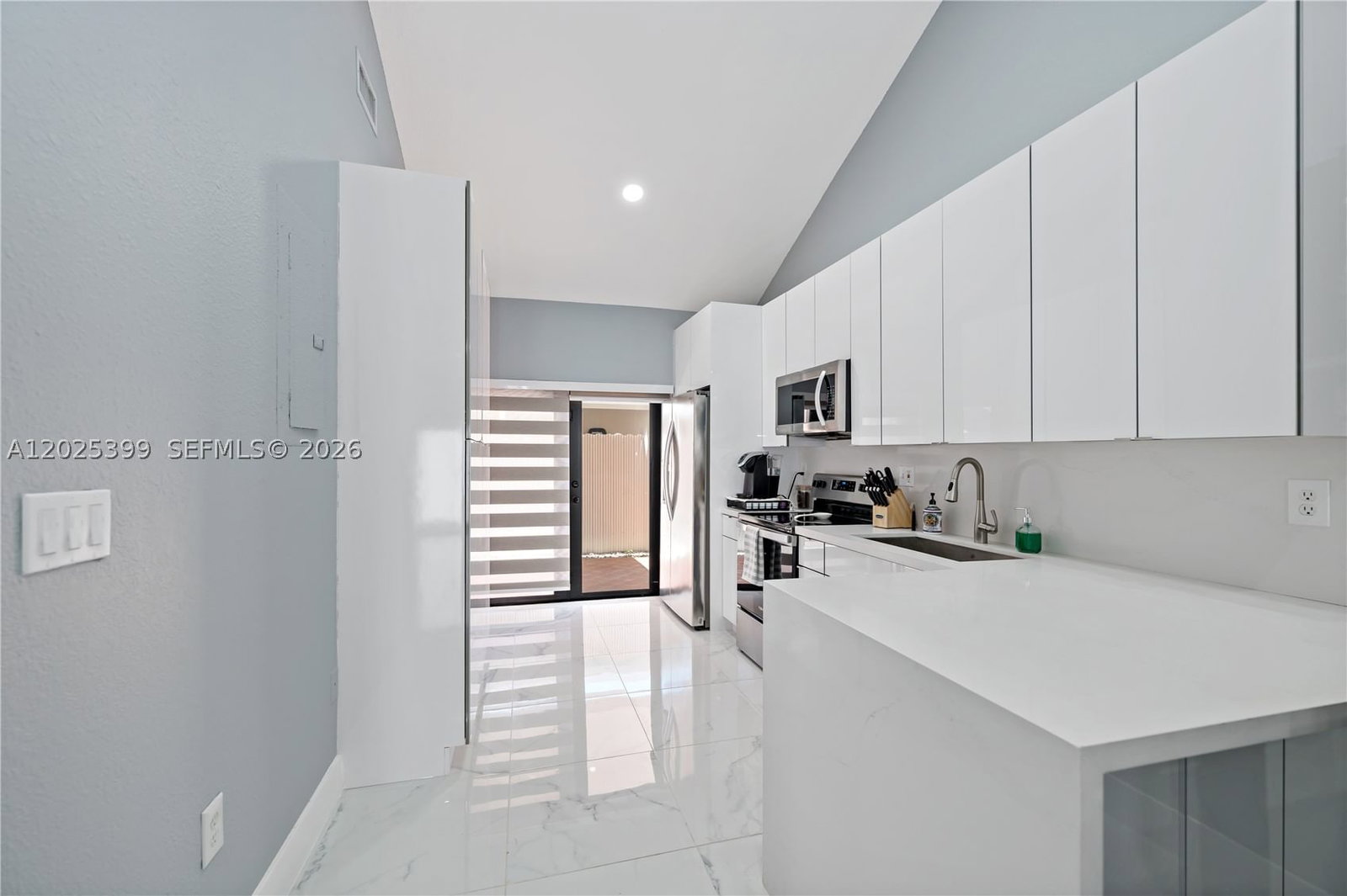 Real estate property located at 9046 121st Ter #90, Miami-dade, Les Fontaines Condo, Hialeah Gardens, FL