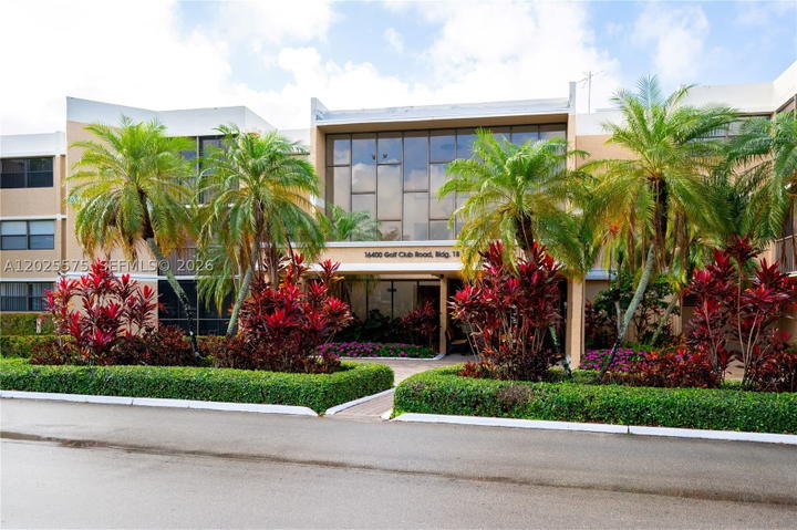 Real estate property located at 16400 GOLF CLUB RD #305, Broward, Building 1b Of Country Cl, Weston, FL