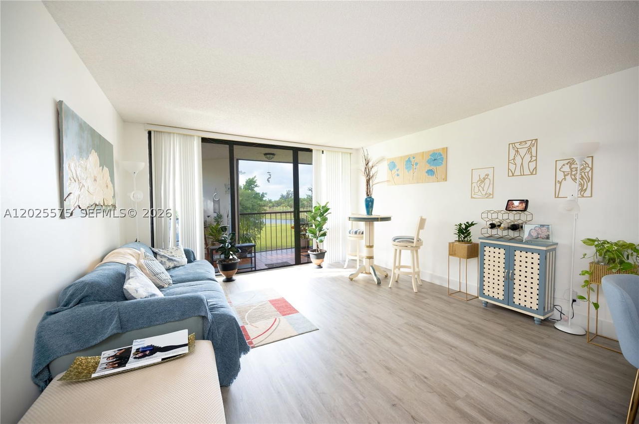 Real estate property located at 16400 GOLF CLUB RD #305, Broward, Building 1b Of Country Cl, Weston, FL