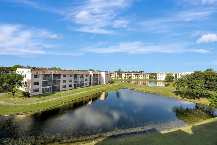 Real estate property located at 10145 Sunrise Lakes Blvd #403, Broward, Sunrise Lakes 157 Condo, Sunrise, FL