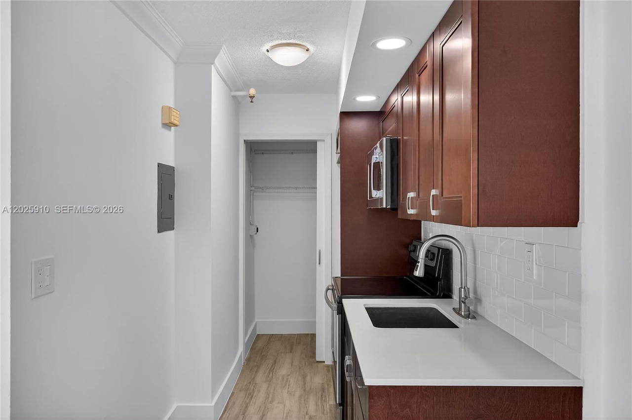 Real estate property located at 1255 Collins Ave #504, Miami-dade, Islander Condo Apts, Miami Beach, FL