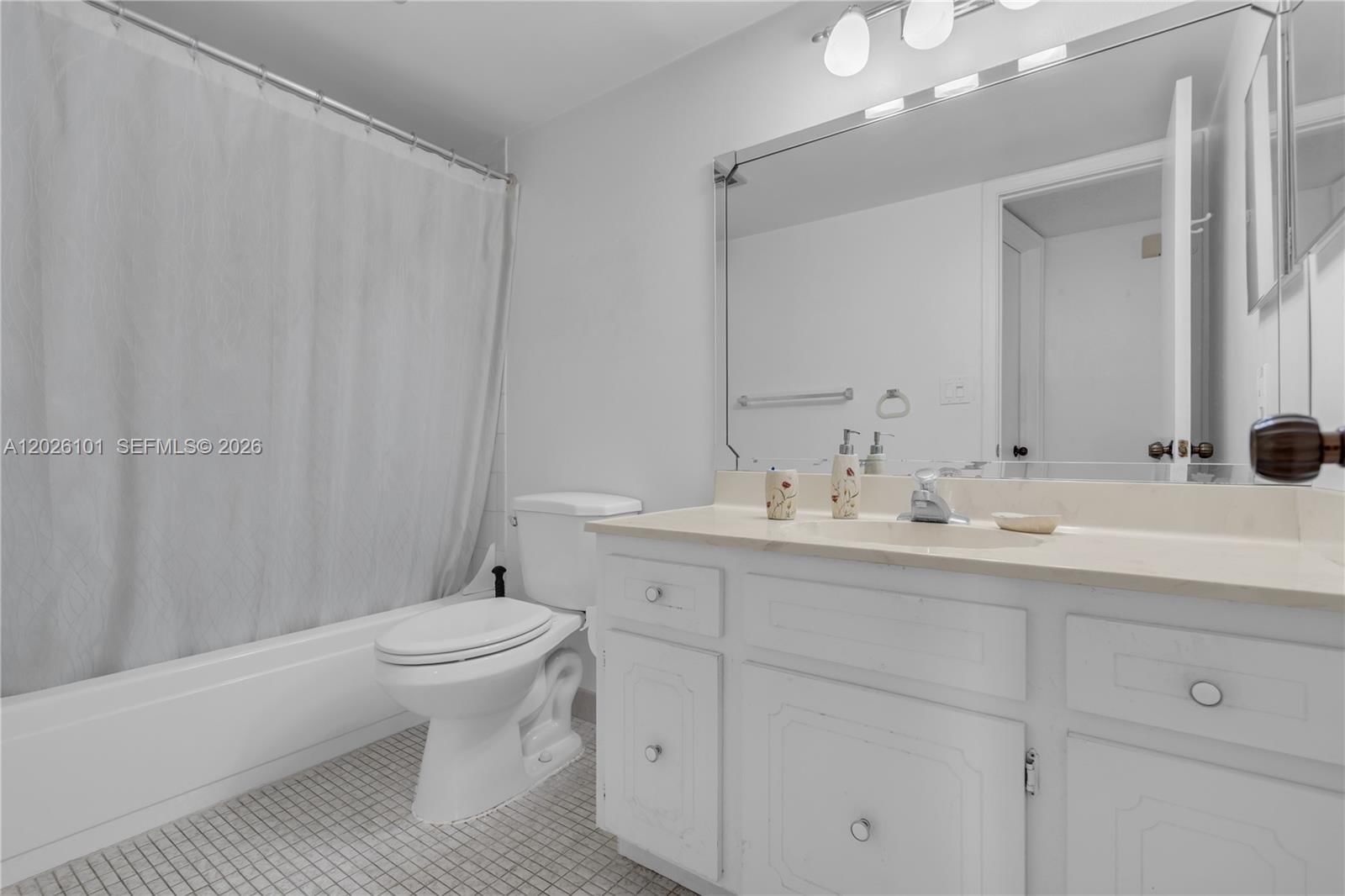 Real estate property located at 3551 Inverrary Dr #208, Broward, Las Vistas F In Inverrary, Lauderhill, FL
