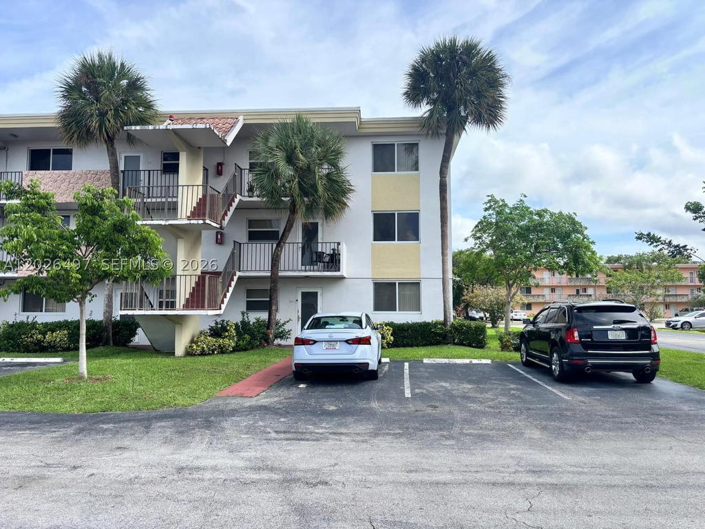 Real estate property located at 5985 Del Lago Cir #215, Broward, Water Bridge 6 Condo, Sunrise, FL