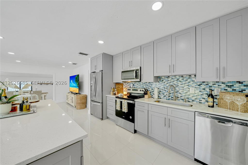 Real estate property located at 9265 Martinique Dr, Miami-dade, Pine Tree Manor Sec 2, Cutler Bay, FL
