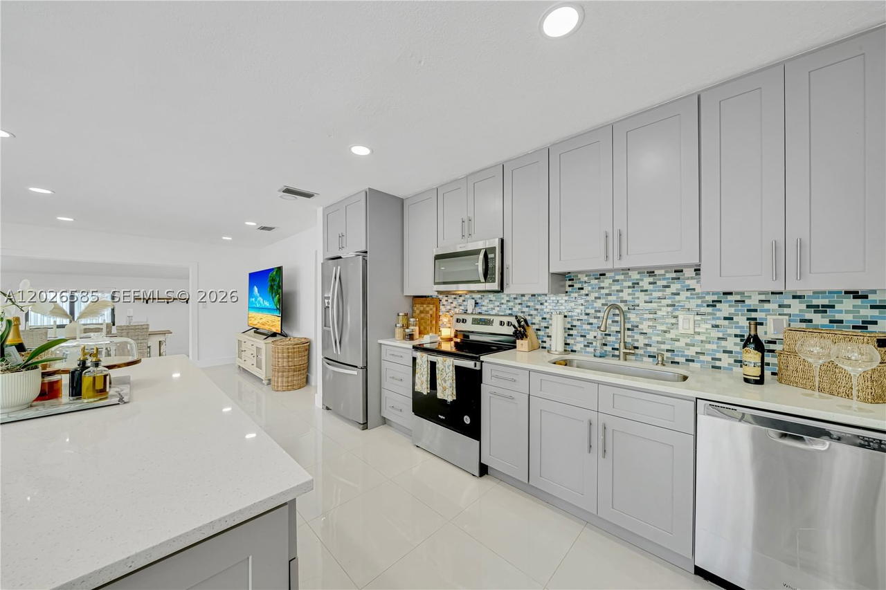 Real estate property located at 9265 Martinique Dr, Miami-dade, Pine Tree Manor Sec 2, Cutler Bay, FL
