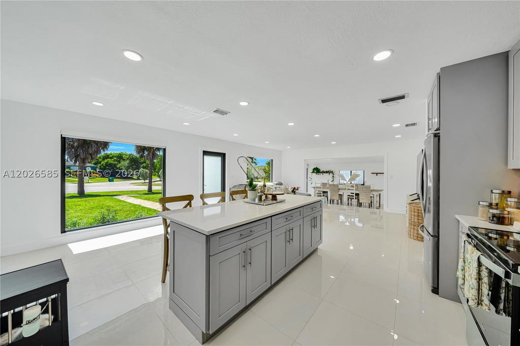 Real estate property located at 9265 Martinique Dr, Miami-dade, Pine Tree Manor Sec 2, Cutler Bay, FL