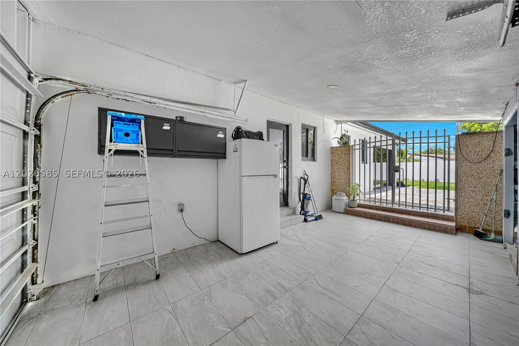 Real estate property located at 9265 Martinique Dr, Miami-dade, Pine Tree Manor Sec 2, Cutler Bay, FL