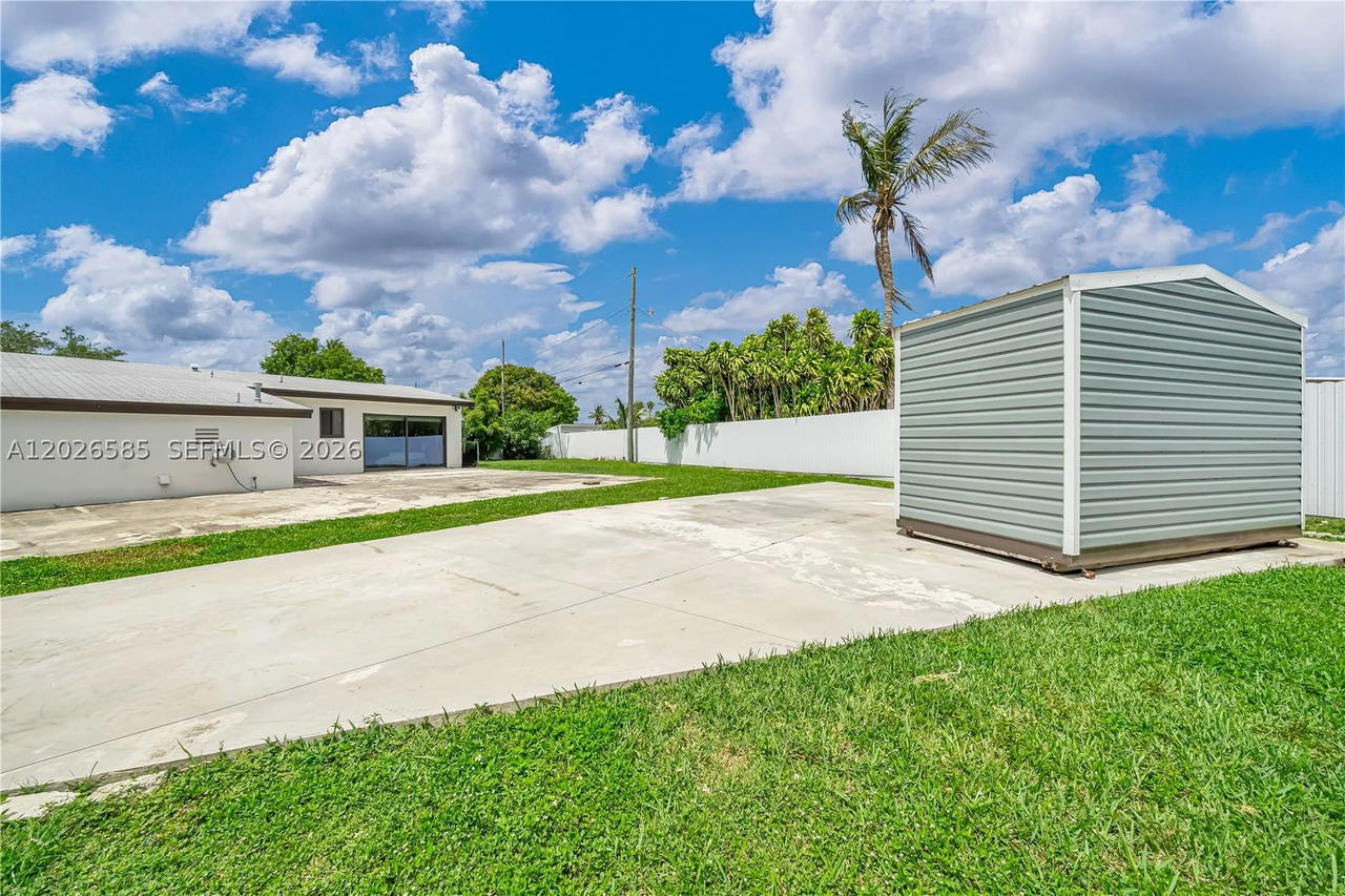 Real estate property located at 9265 Martinique Dr, Miami-dade, Pine Tree Manor Sec 2, Cutler Bay, FL