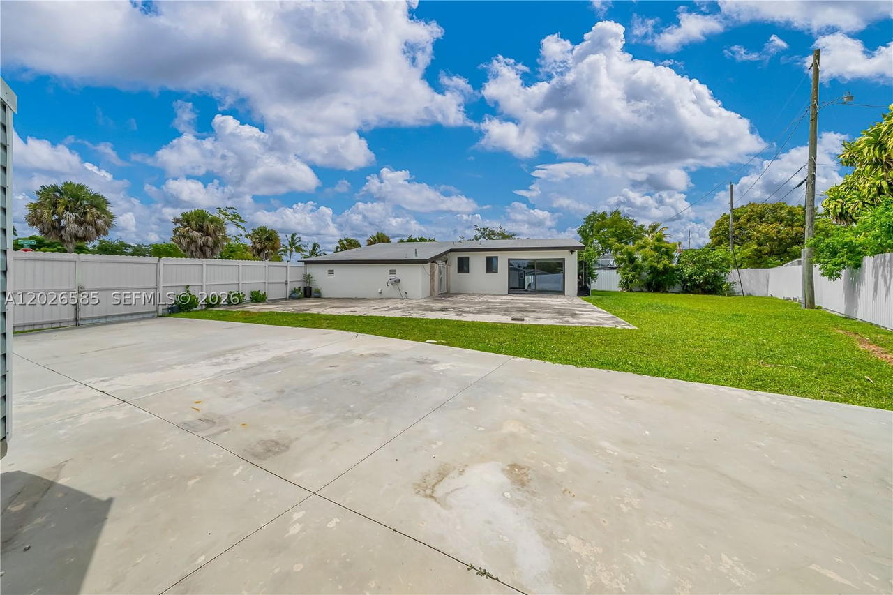 Real estate property located at 9265 Martinique Dr, Miami-dade, Pine Tree Manor Sec 2, Cutler Bay, FL