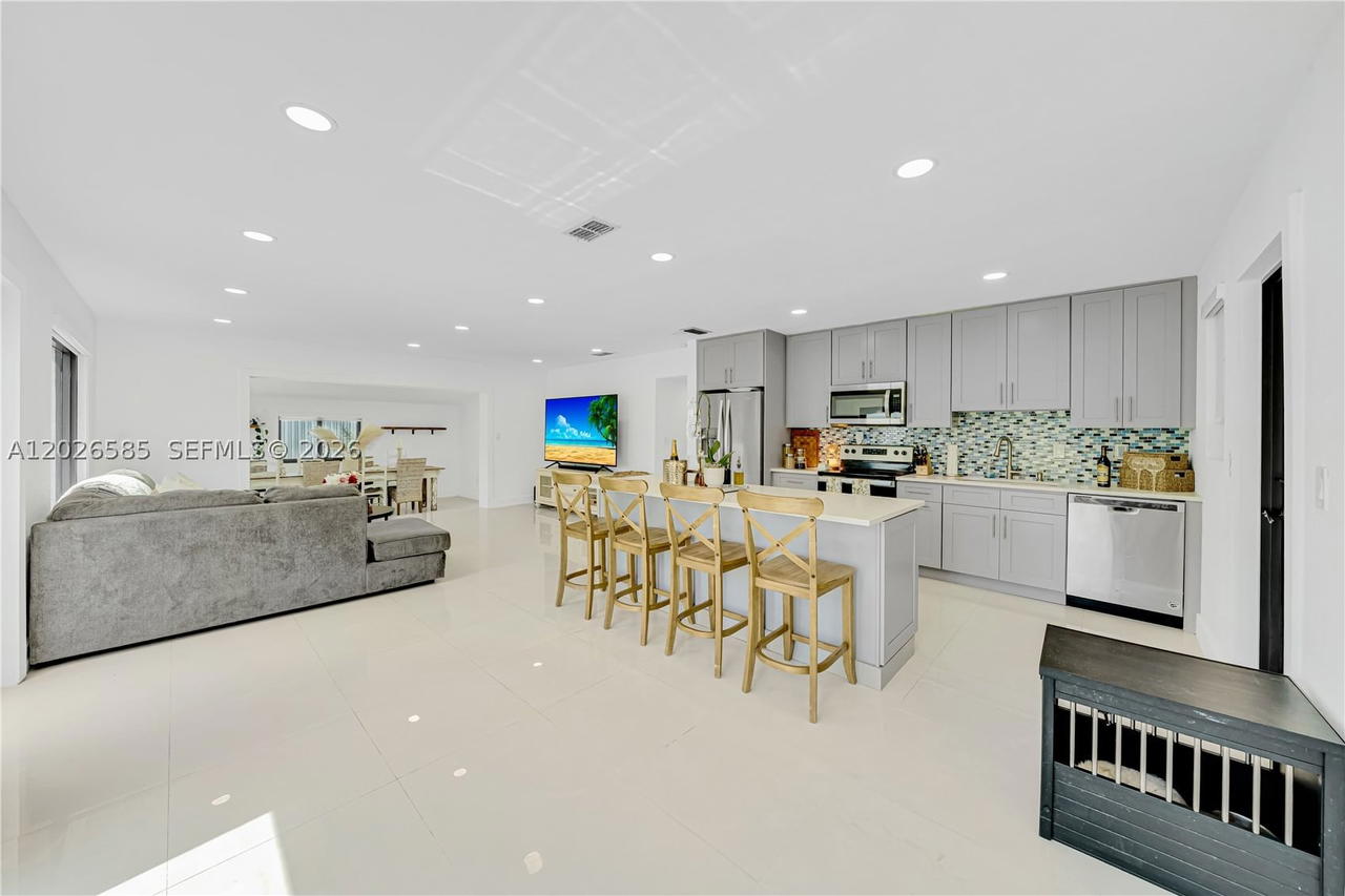 Real estate property located at 9265 Martinique Dr, Miami-dade, Pine Tree Manor Sec 2, Cutler Bay, FL