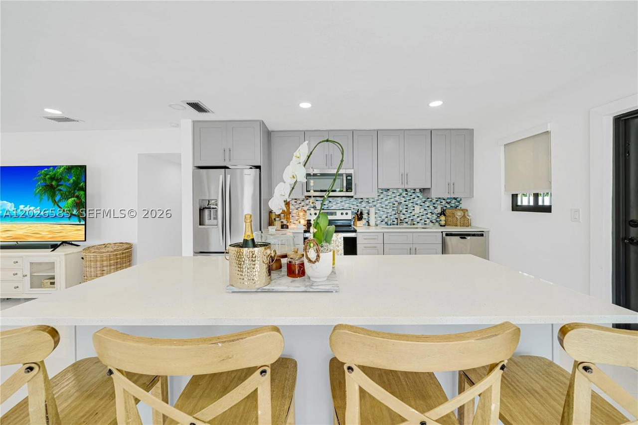 Real estate property located at 9265 Martinique Dr, Miami-dade, Pine Tree Manor Sec 2, Cutler Bay, FL