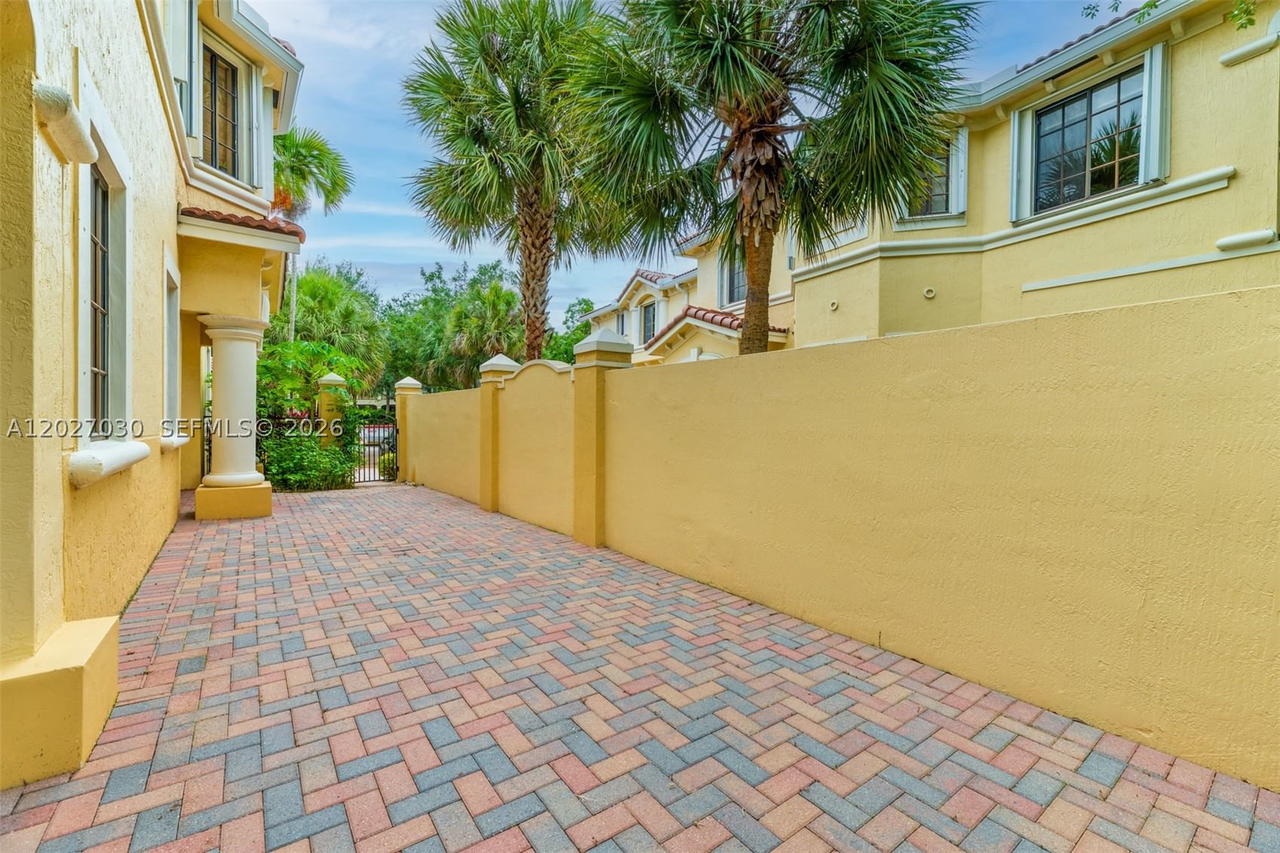 Real estate property located at 1695 Passion Vine Cir #22-1, Broward, Mariposa Pointe At Weston, Weston, FL