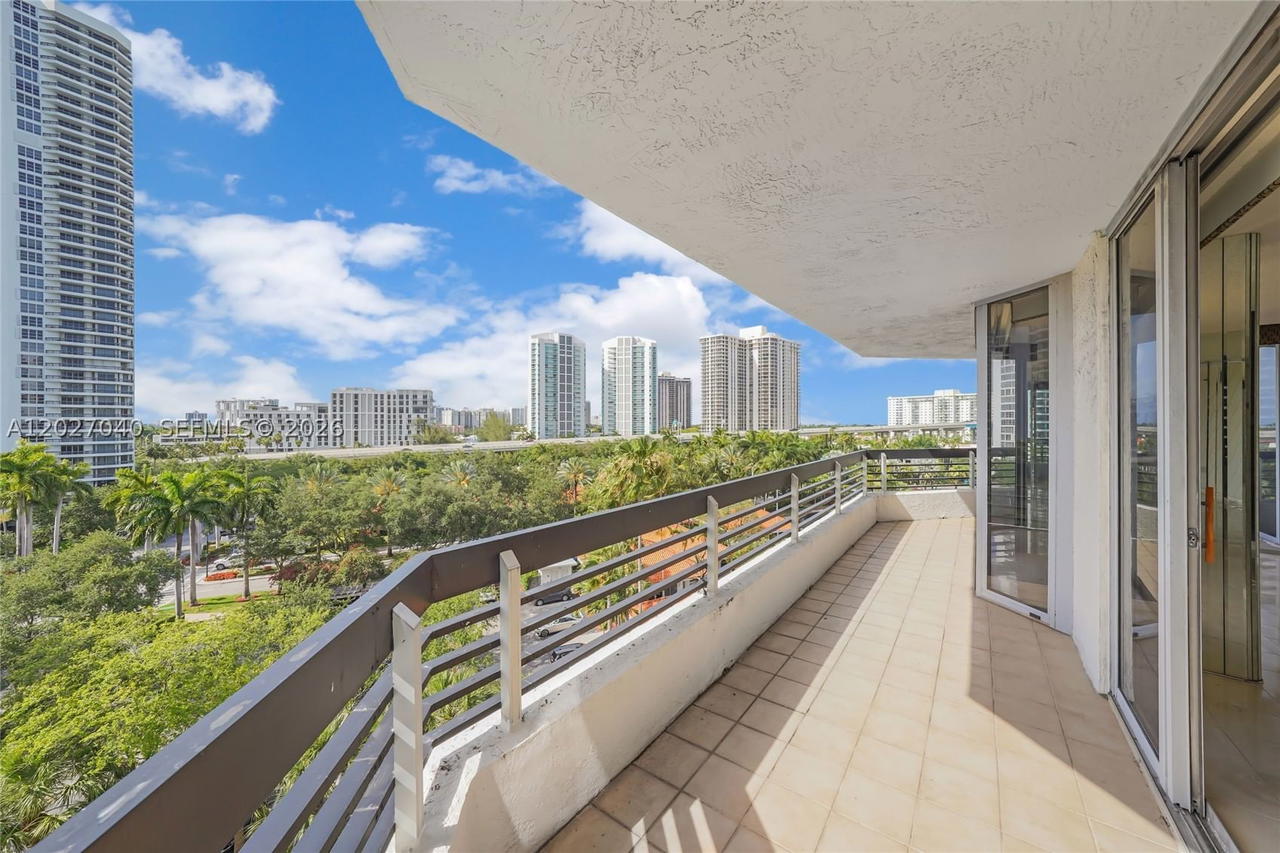 Real estate property located at 3600 Mystic Pointe Dr #812, Miami-dade, Mystic Pointe Condo No On, Aventura, FL