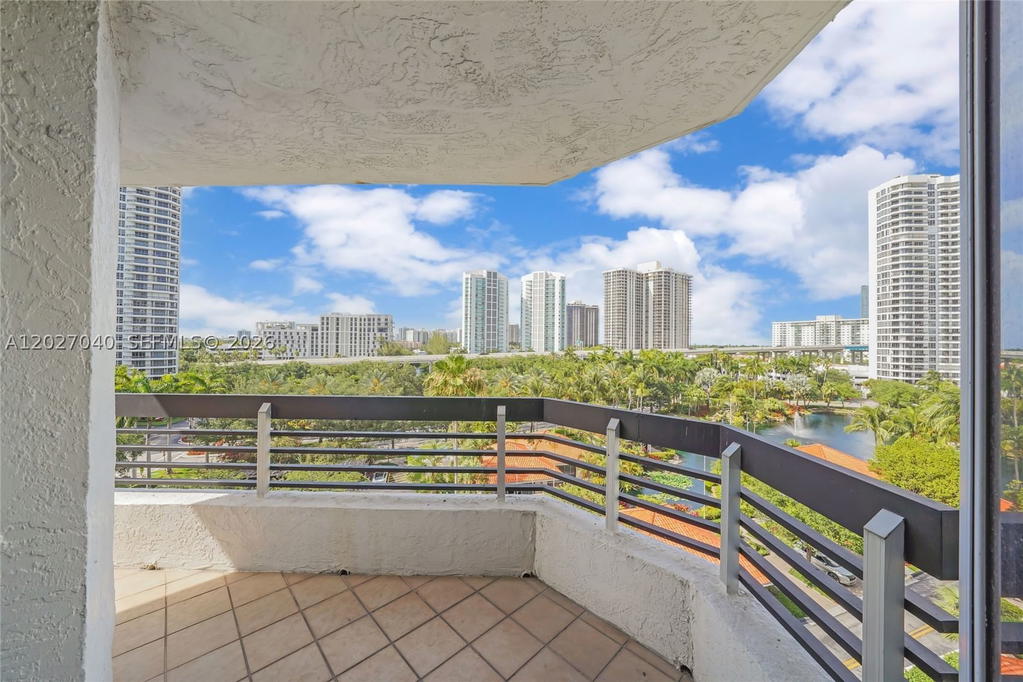 Real estate property located at 3600 Mystic Pointe Dr #812, Miami-dade, Mystic Pointe Condo No On, Aventura, FL