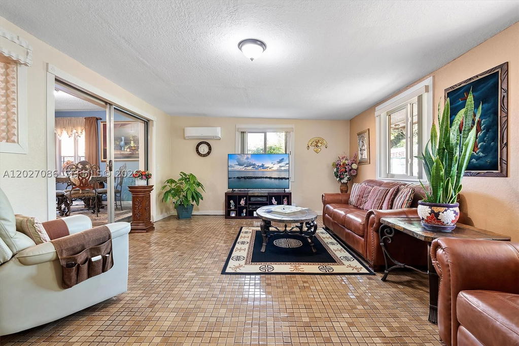 Real estate property located at 5540 180th Ter, Miami-dade, Carol City Lake Steven Es, Miami Gardens, FL