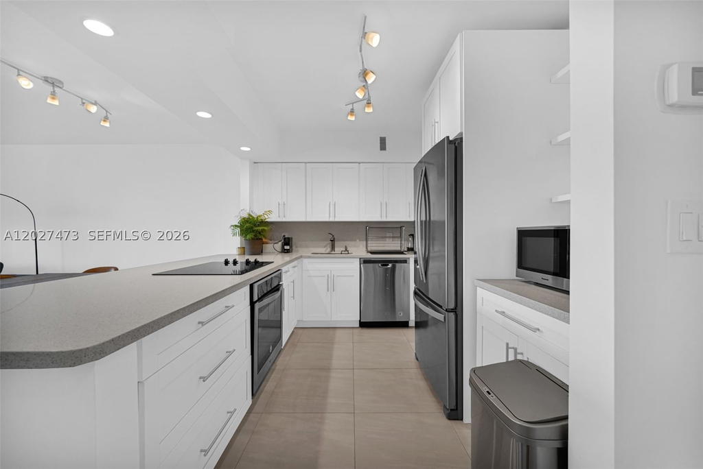 Real estate property located at 5700 Collins Ave #5J, Miami-dade, Seacoast 5700 Condo, Miami Beach, FL