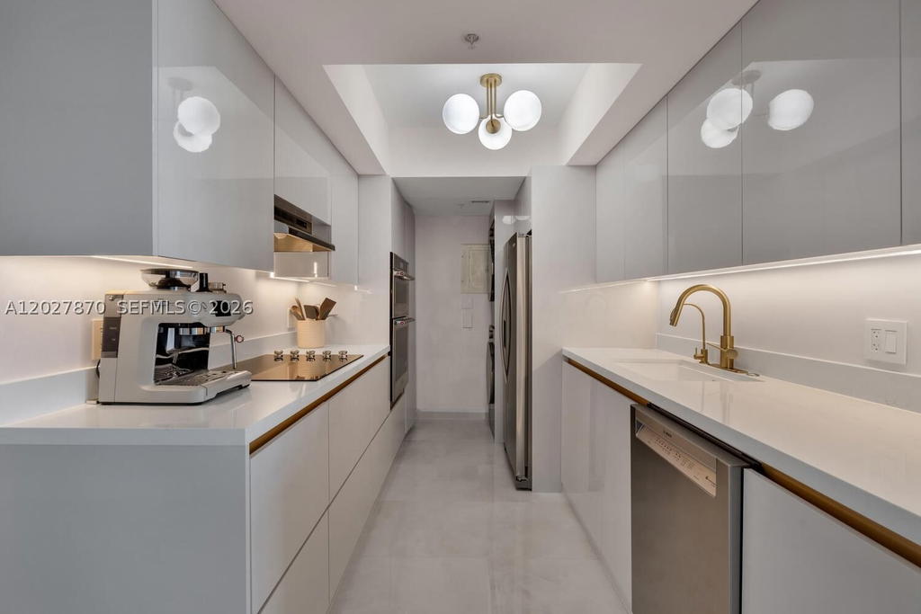 Real estate property located at 90 Alton Rd #2207, Miami-dade, Yacht Club At Portofino C, Miami Beach, FL