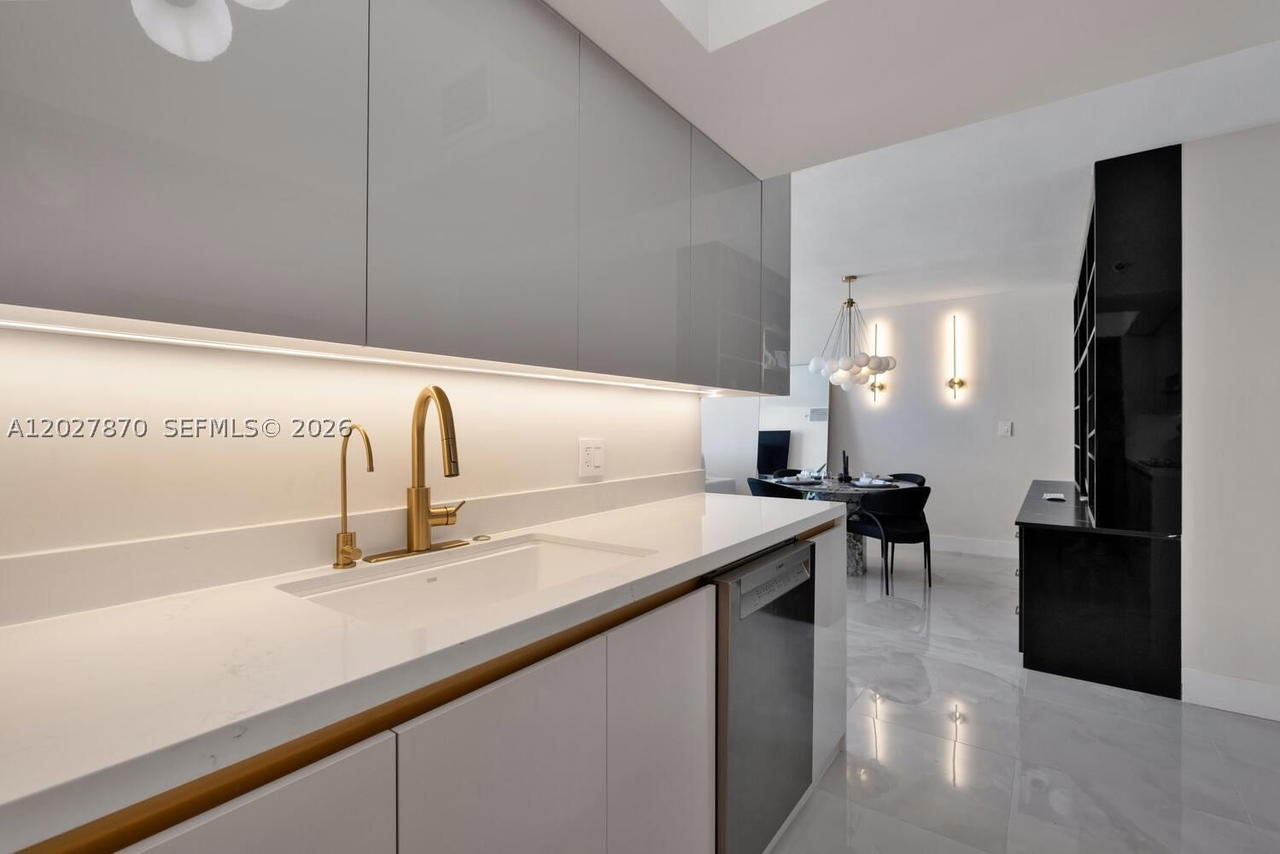 Real estate property located at 90 Alton Rd #2207, Miami-dade, Yacht Club At Portofino C, Miami Beach, FL