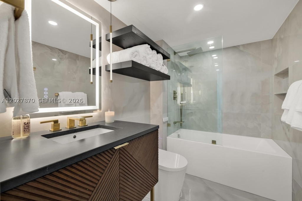 Real estate property located at 90 Alton Rd #2207, Miami-dade, Yacht Club At Portofino C, Miami Beach, FL